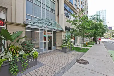225 Wellesley Street E 512, Toronto, On M4x 1x8