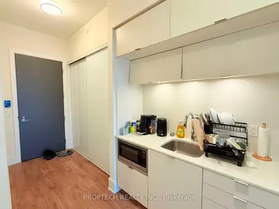 38 Cameron Street 217, Toronto C01, On M5t 0c3