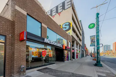 298 Spadina Avenue, Toronto, On M5t 2e7
