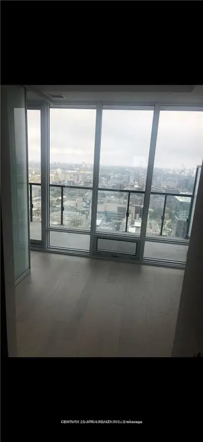 488 University Avenue 4301, Toronto C01, On M5g 0c1
