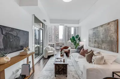18 Harbour Street 1801, Toronto C01, On M5j 2z6