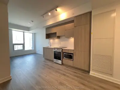 100 Queen Street E 2701, Toronto C08, On M5c 0b5