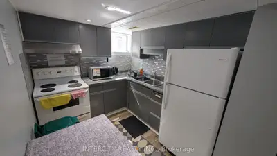 56 Caracas Road Room 3, Toronto C15, On M2k 1b1