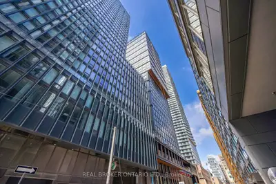 82 Dalhousie Street 2006, Toronto C08, On M5b 0c5