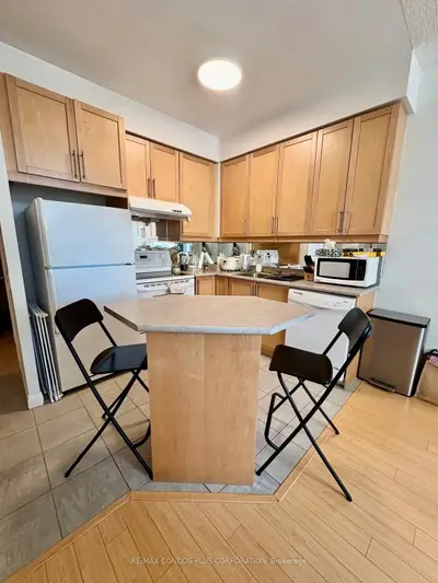 1121 Bay Street 1005, Toronto C01, On M5s 3l9