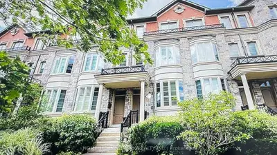 Att/Row/Townhouse in Toronto