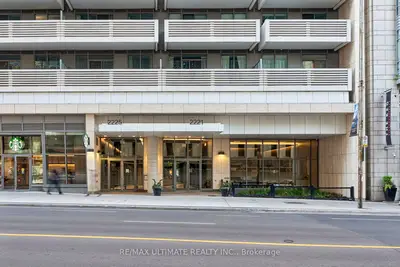 2221 Yonge Street 3905, Toronto, On M4s 2b4