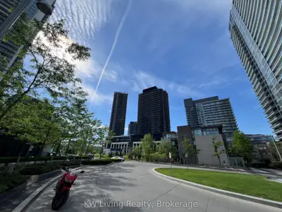 117 Mcmahon Drive 206, Toronto, On M2k 0e4