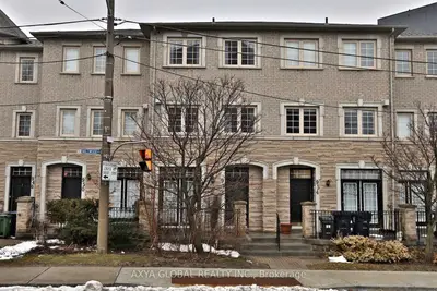 Att/Row/Townhouse in Toronto