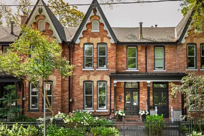 Att/Row/Townhouse in Toronto