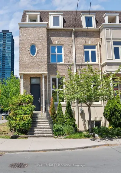 Att/Row/Townhouse in Toronto