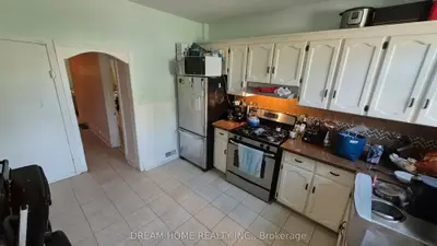 Att/Row/Townhouse in Toronto