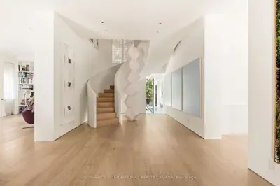10 Mckenzie Avenue, Toronto, On M4w 1j9