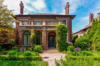 10 Mckenzie Avenue, Toronto, On M4w 1j9