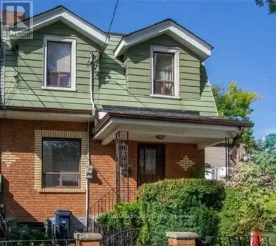 Att/Row/Townhouse in Toronto