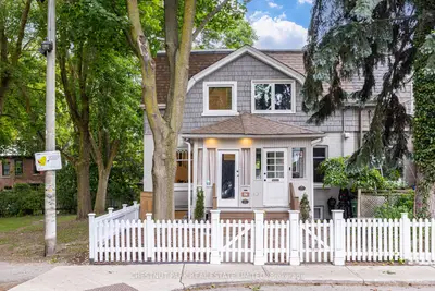 Att/Row/Townhouse in Toronto