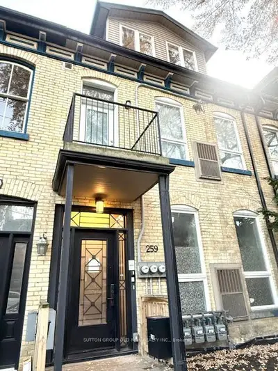Att/Row/Townhouse in Toronto