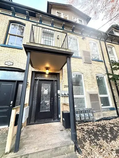 Att/Row/Townhouse in Toronto