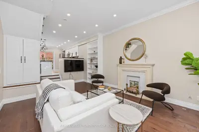 12 Old Primrose Lane, Toronto, On M5a 4t1