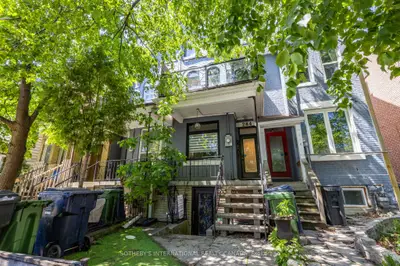 Att/Row/Townhouse in Toronto