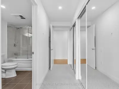 2181 Yonge Street 2305, Toronto, On M4s 3h7