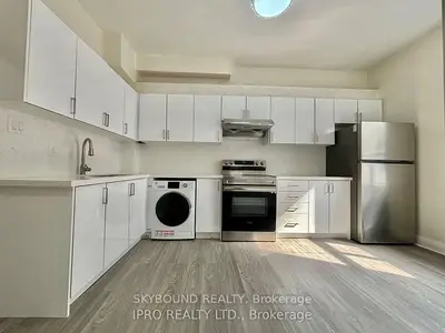 Att/Row/Townhouse in Toronto