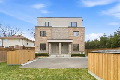 Att/Row/Townhouse in Toronto