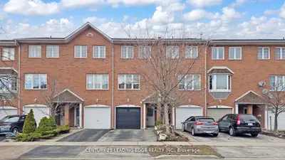Att/Row/Townhouse in Toronto