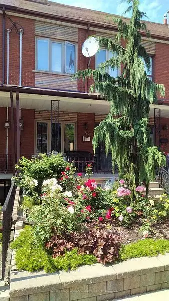 Att/Row/Townhouse in Toronto