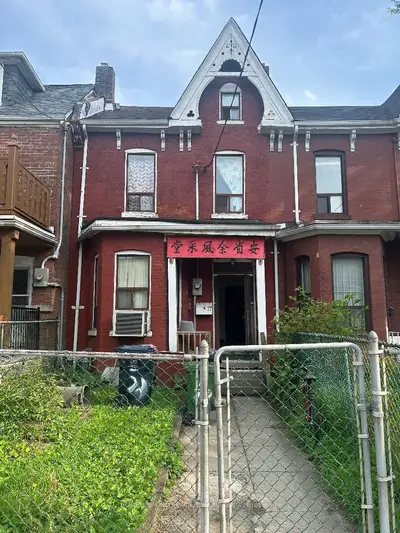 Att/Row/Townhouse in Toronto