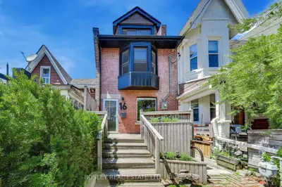 Att/Row/Townhouse in Toronto