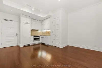 22 Leader Lane 542, Toronto, On M5e 0b2