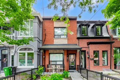 Att/Row/Townhouse in Toronto