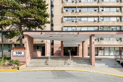 100 Leeward Glenway 701, Toronto, On M3c 2z1