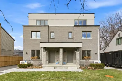Att/Row/Townhouse in Toronto