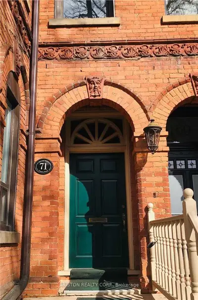 Att/Row/Townhouse in Toronto