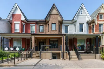 Att/Row/Townhouse in Toronto