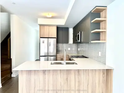 Att/Row/Townhouse in Toronto