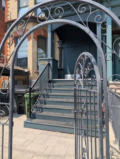 226 Carlton Street Main, Toronto, On M5a 2l1