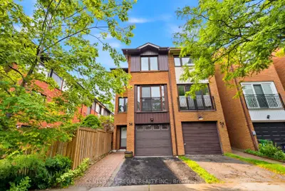 Att/Row/Townhouse in Toronto