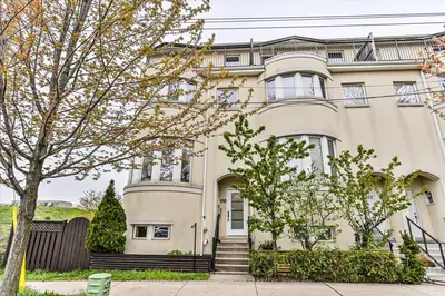 Att/Row/Townhouse in Toronto