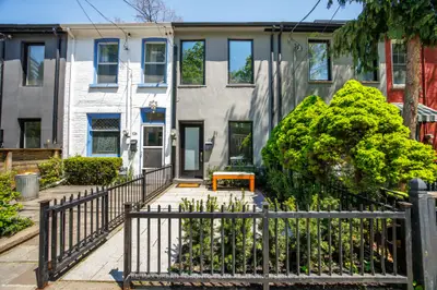 Att/Row/Townhouse in Toronto