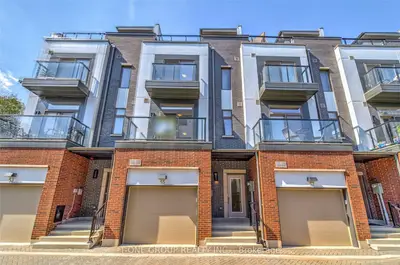 Att/Row/Townhouse in Toronto