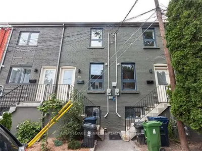 Att/Row/Townhouse in Toronto