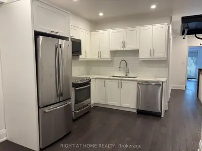 Att/Row/Townhouse in Toronto