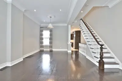 Att/Row/Townhouse in Toronto