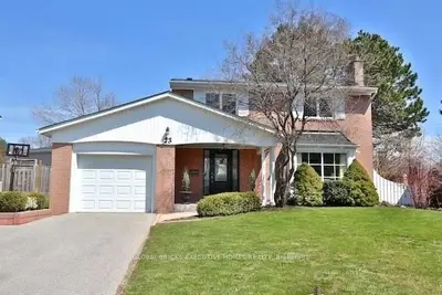 23 Whitefriars Drive, Toronto, On M3a 2l2