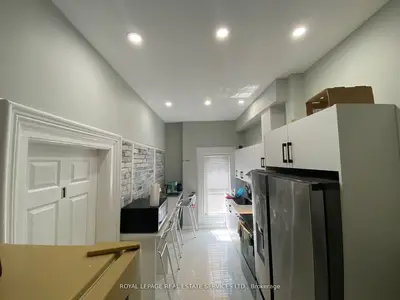 206 Carlton Street 202, Toronto, On M5a 2l1