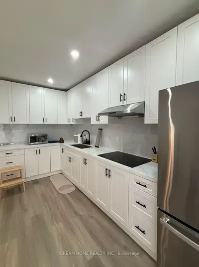 Att/Row/Townhouse in Toronto