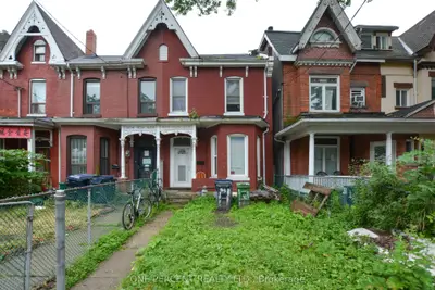 Att/Row/Townhouse in Toronto